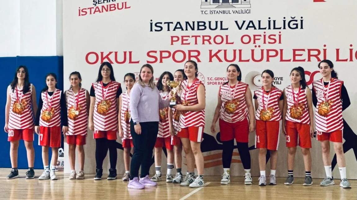 Şampiyon: Okul kız basketbol takımımız !